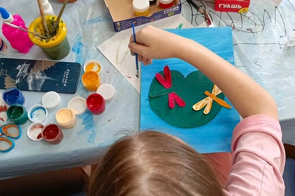 НАХОДИТЬ ПОВОДЫ ДЛЯ ПРАЗДНИКА