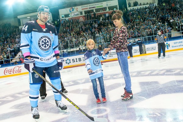Болельщики хоккейной команды «Сибирь» собрали почти 400 000 рублей для Ангелины Сутягиной 